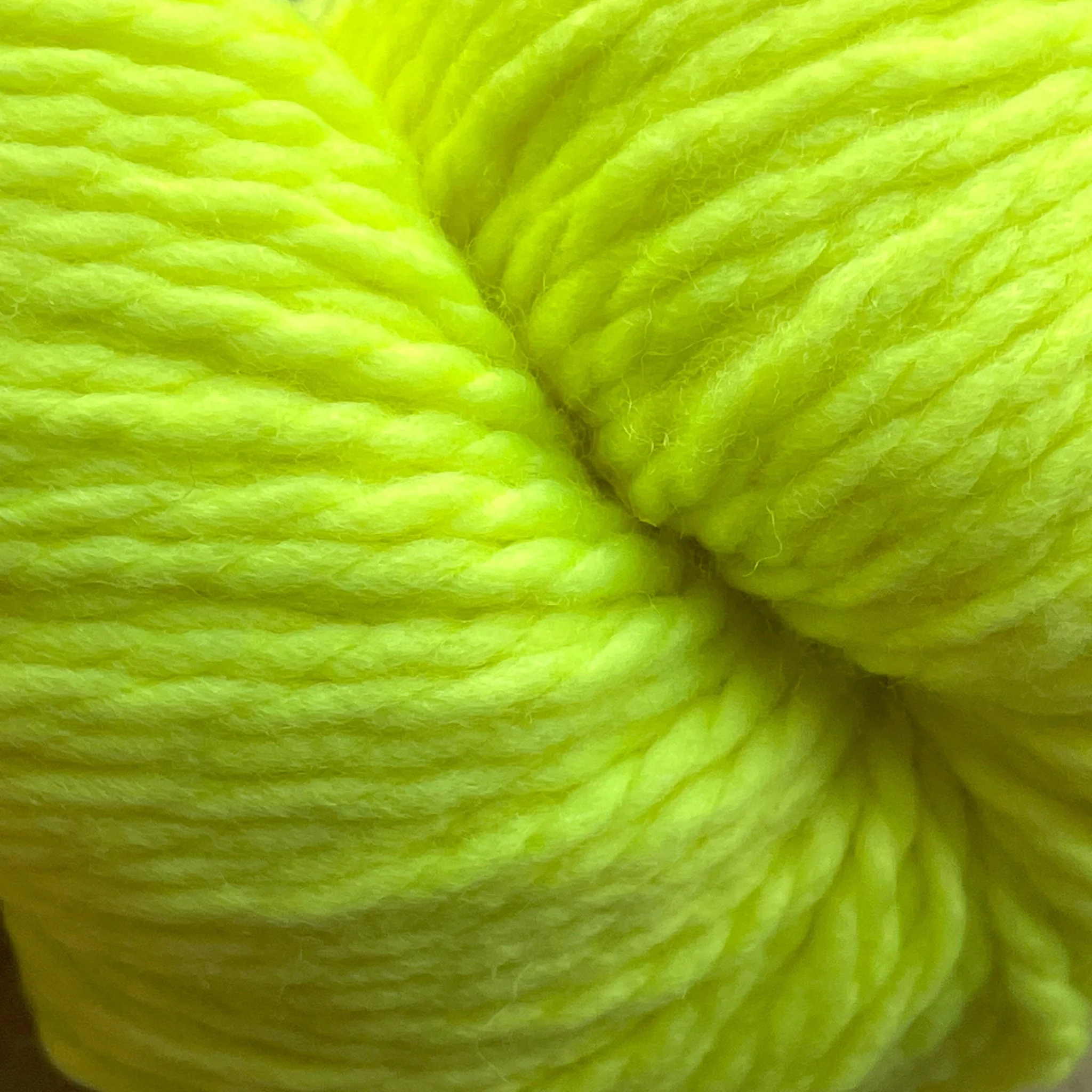 128 Superwash / 386 Highlighter Yellow