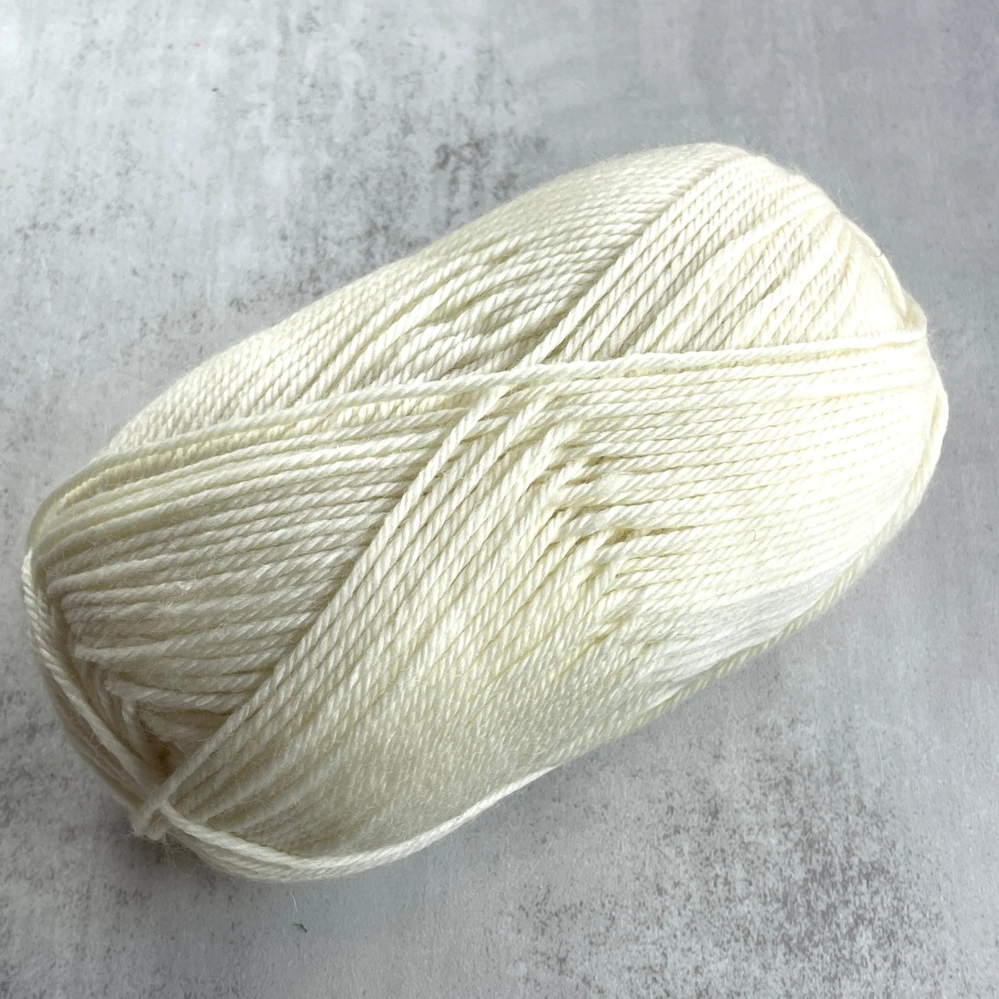 220 Superwash Merino / 01  Cream